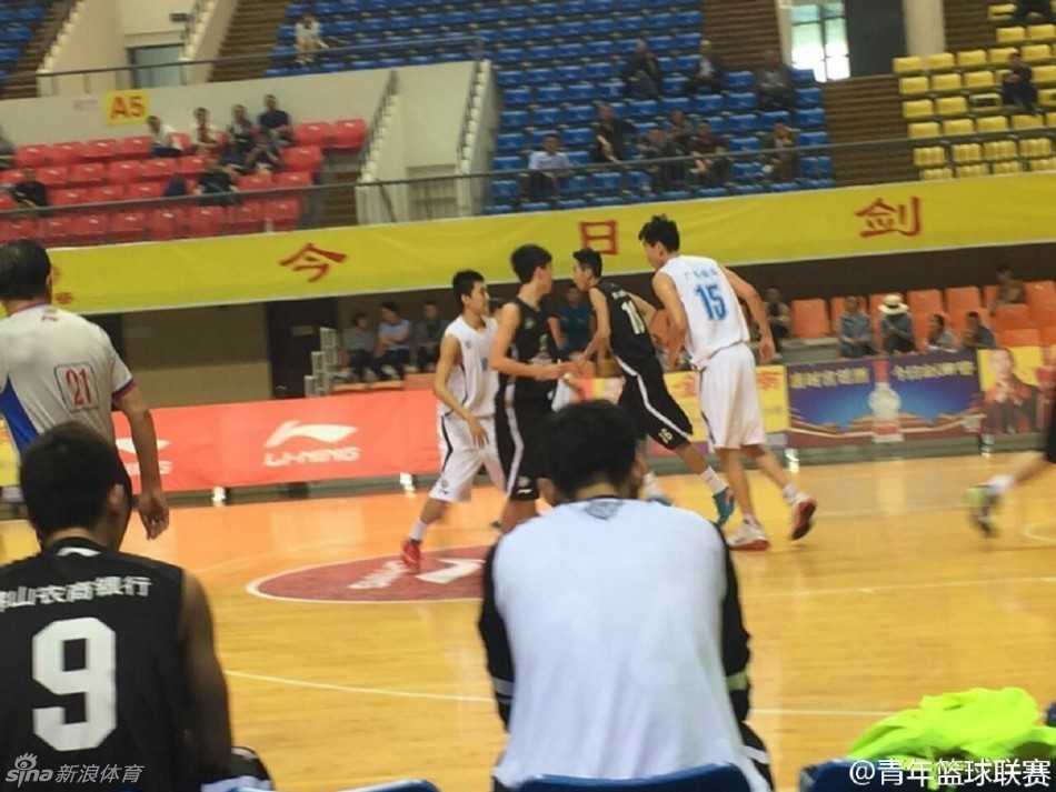 激战正酣!全国青年篮球锦标赛多场对决上演,未来之星闪耀赛场 球场另一端,激烈的拼抢造成犯规,裁判示意罚球,全场目光聚焦于即将站上罚球线的年轻球员,这一刻时间仿佛都凝固了