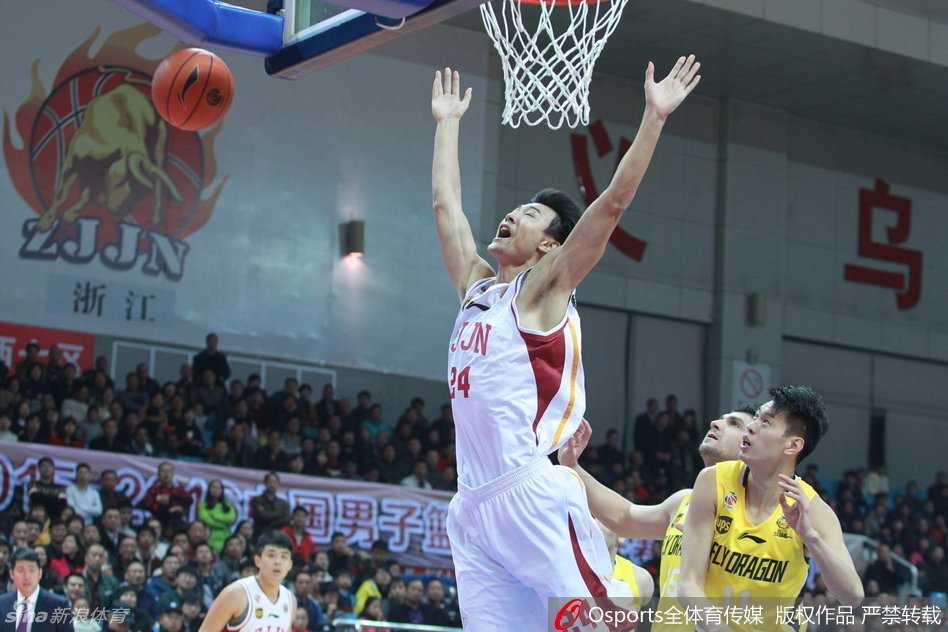 激战长人如林 李慕豪力拔山兮 帕戈神偷戏法 林志杰高高跃起在对方内线头顶摘下前场篮板,眼神坚毅