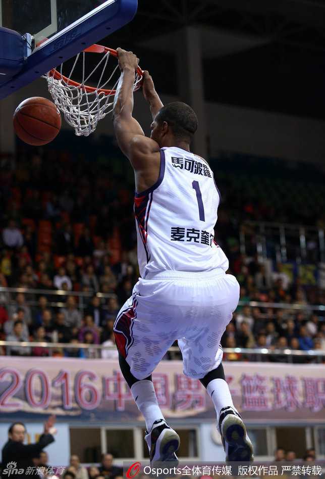 激战长人如林 李慕豪力拔山兮 帕戈神偷戏法 篮下禁区群雄逐鹿多人倒地,手臂交错拼抢失控篮板球