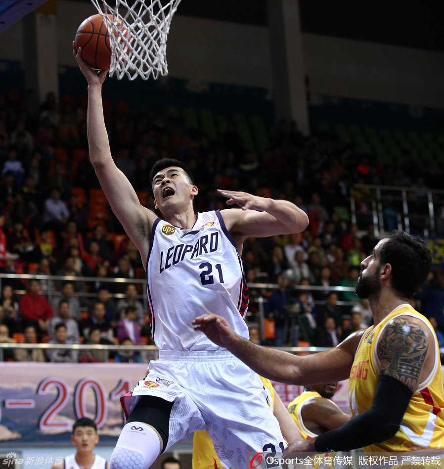 激战长人如林 李慕豪力拔山兮 帕戈神偷戏法 李慕豪禁区背身强攻,双臂挂筐势在必行,防守者望球兴叹