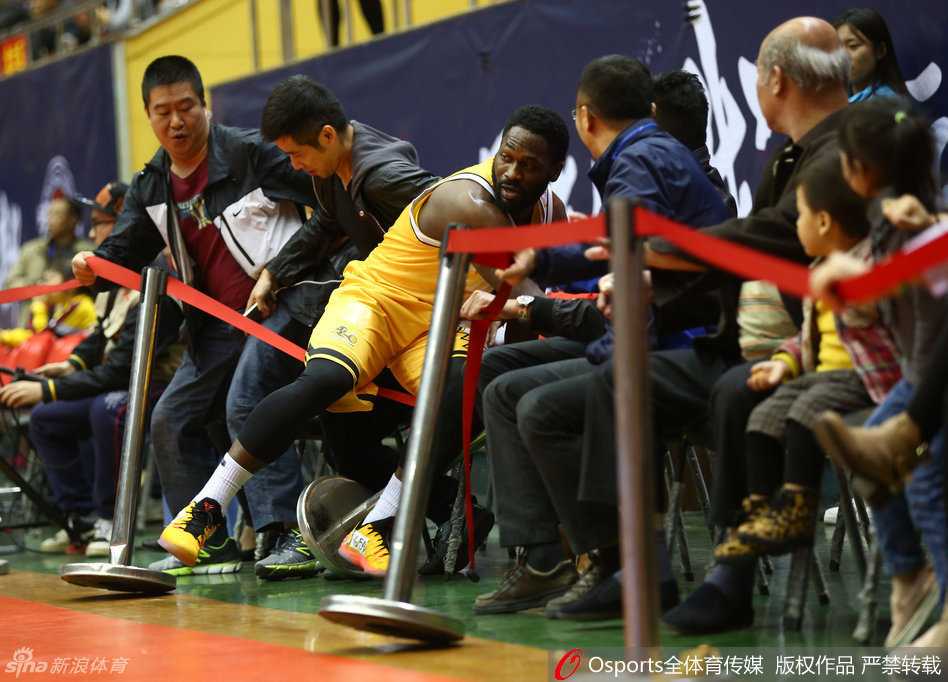 激战长人如林 李慕豪力拔山兮 帕戈神偷戏法 林志杰人缝中强行突破滞空上篮,防守球员望尘莫及