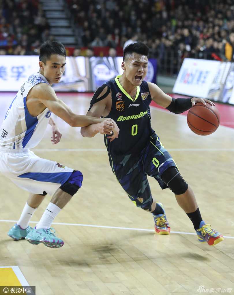 广东队大外援布泽尔在低位得到皮球，他利用丰富的经验背身单打青岛防守球员，寻找转身跳投的机会。