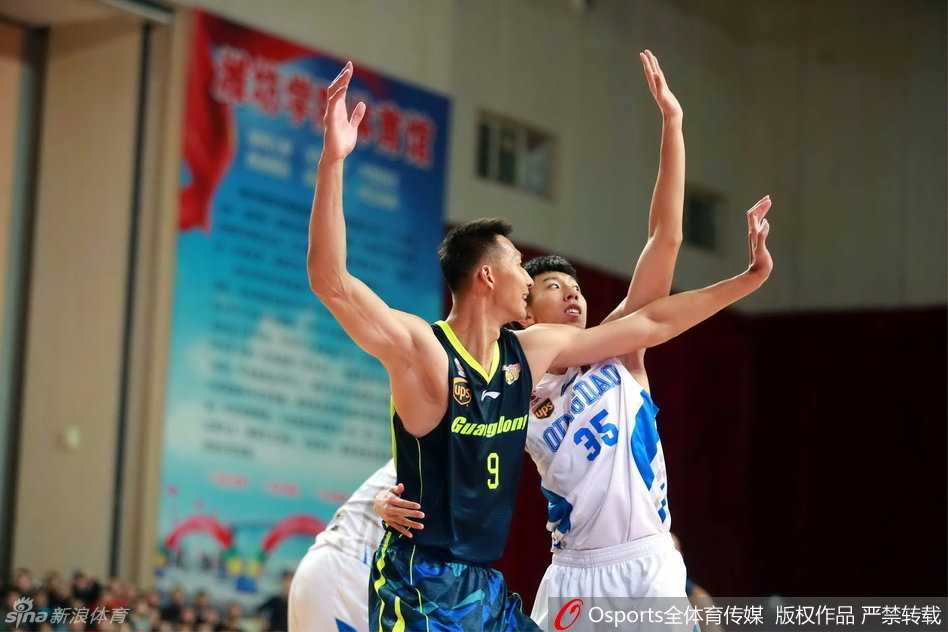 广东队长周鹏坚决持球突破，他无视防守者的干扰，在空中调整姿势完成了一次艰难的上篮。