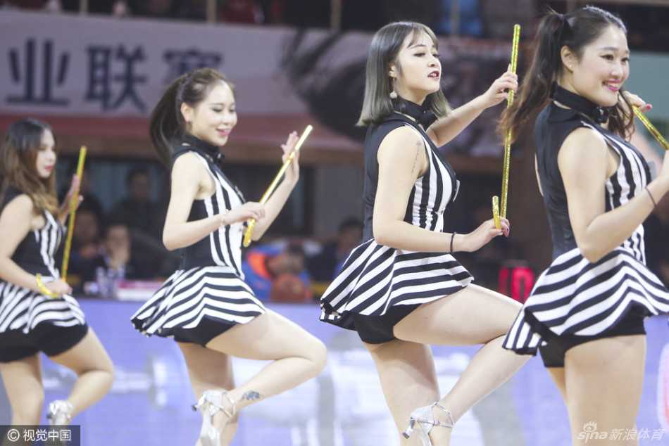 火辣宝贝燃爆赛场,CBA第十一轮激战正酣 无论是高难度的托举,还是力量感十足的甩头,每一个动作都透着专业与自信,尽显力与美的融合。