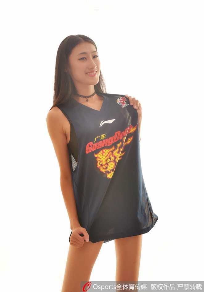 烈焰与汗水交织的画卷:回望粤鲁大战背后的篮球宝贝文化 灯光聚焦下,一名宝贝以妩媚的跪姿在球场中央热舞,肩带不经意间滑落更显真实与奔放,引得看台上一片欢呼