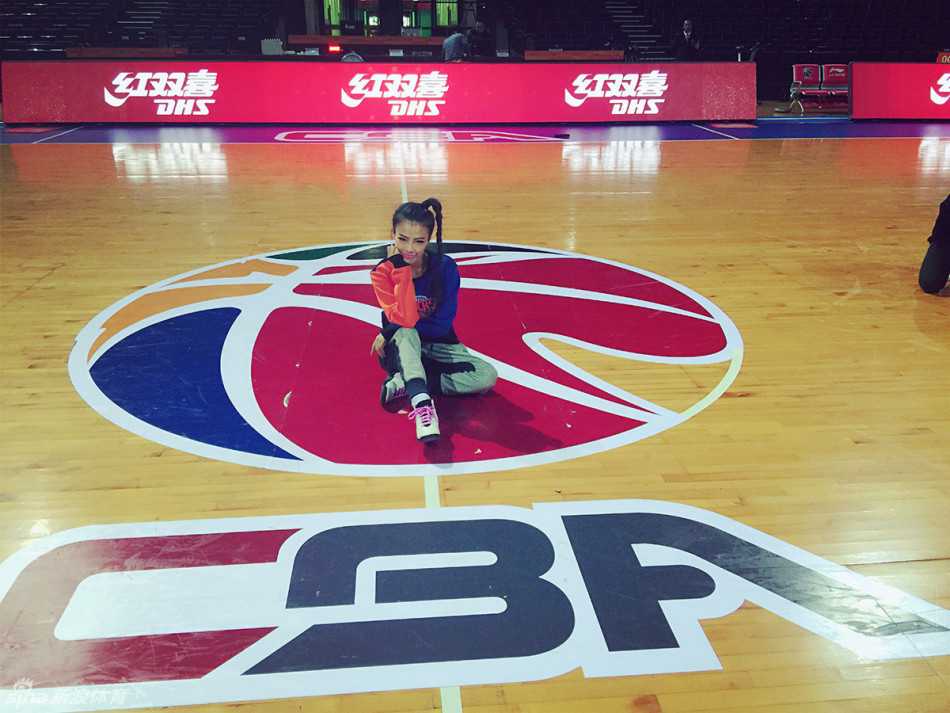 烈焰红唇勾勒极致腰身,深圳烈豹晓华全明星赛惊艳绽放 晓华身穿性感透视装搭配烈焰红唇,展现全明星赛惹眼身材,为深圳烈豹的主场增添了极具魅力的潮流时尚气息。