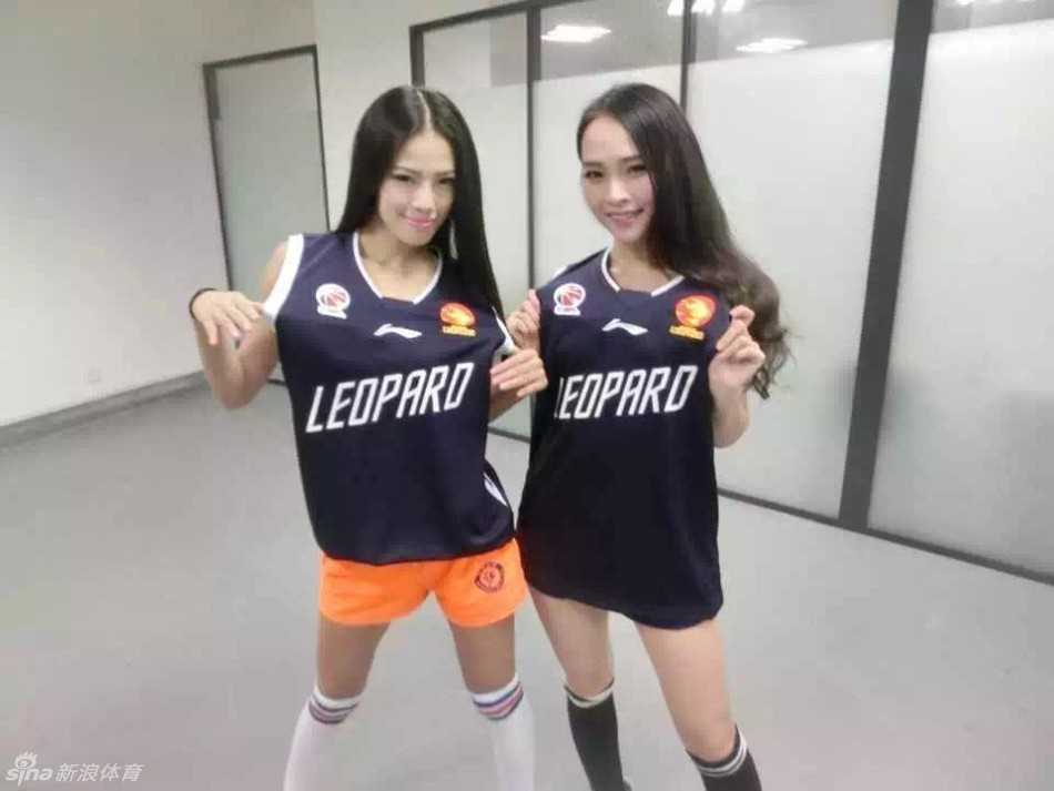 烈焰红唇勾勒极致腰身,深圳烈豹晓华全明星赛惊艳绽放 炫舞团成员晓华在后台对镜自拍,紧身背心短裤勾勒出迷人腰身,随意中透着经过千锤百炼的舞者身材美感。