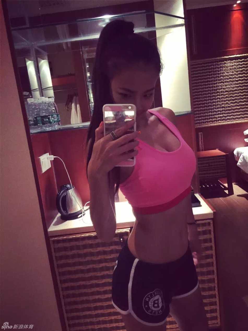 烈焰红唇勾勒极致腰身,深圳烈豹晓华全明星赛惊艳绽放 深圳烈豹啦啦队炫舞团成员晓华,身穿紧身短裤背心对镜自拍,完美展示模特般的腰身比例,尽显潮流时尚范儿。