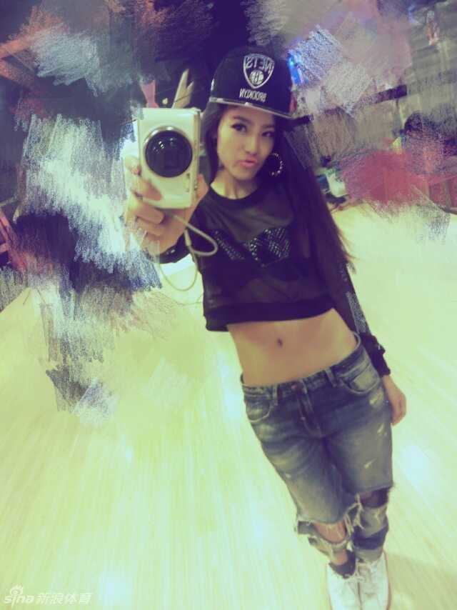 烈焰红唇勾勒极致腰身,深圳烈豹晓华全明星赛惊艳绽放 作为炫舞团的颜值担当,晓华随意搭配的休闲装也能勾勒出完美身材线条,涂抹防晒霜的日常瞬间散发着健康性感的魅力。