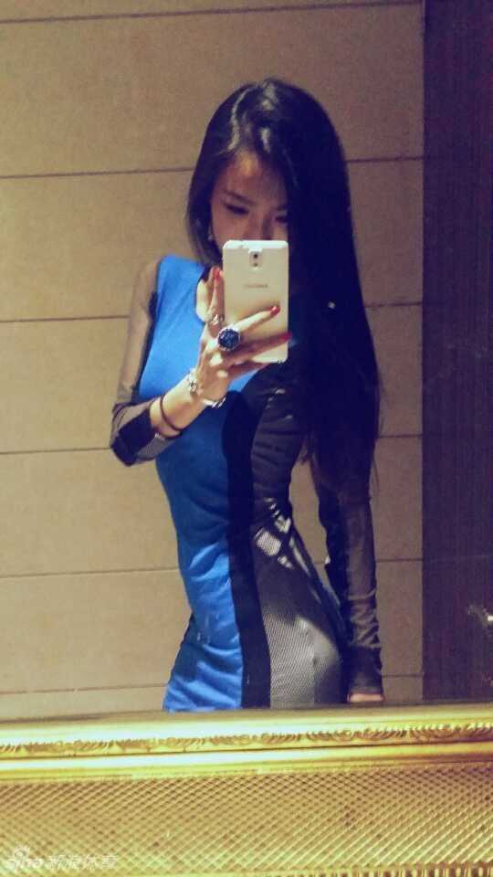 烈焰红唇勾勒极致腰身,深圳烈豹晓华全明星赛惊艳绽放 深圳烈豹炫舞团舞者晓华在啦啦队的战场上,紧身运动装勾勒出完美腰身,潮流穿搭与健美身材相得益彰。