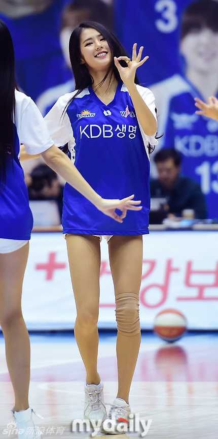 热舞搅动篮坛:韩国职业联赛啦啦队的冬日传奇 在节奏明快的电子乐中,两名队员面对面热舞,她们的马尾辫随着甩头的动作在空中画出完美的弧线,这种充满爆发力的“甩头舞”是韩国啦啦队的招牌动作。