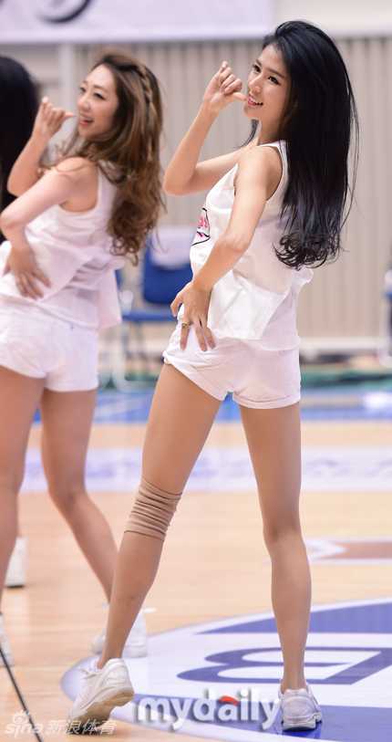 热舞搅动篮坛:韩国职业联赛啦啦队的冬日传奇 换上一身纯白流苏装束的队员们,正对着看台展示整齐的队形,短裤下的一字排开的大长腿在灯光下白得发光,现场气氛瞬间被推向高潮。