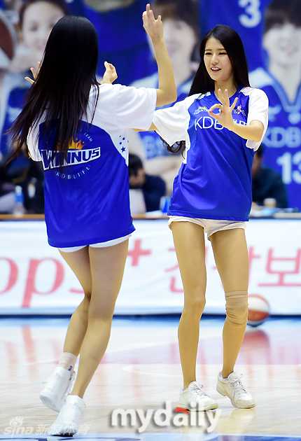 热舞搅动篮坛:韩国职业联赛啦啦队的冬日传奇 篮球宝贝们扎着清爽的马尾,身穿亮白色热裤,在球场中央高高跃起,修长的美腿在空中划出整齐划一的动人曲线。