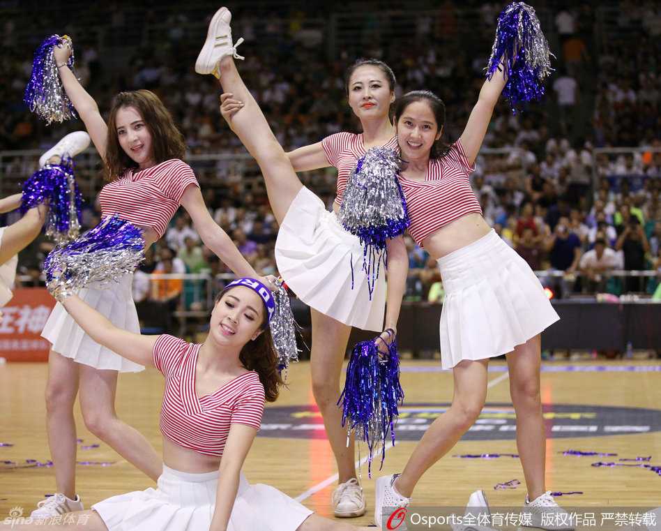 热血与热舞共燃 那些闪耀赛场的篮球宝贝 转身、跳跃,每一个动作都充满力量感,她们不仅是赛场边的风景,更是传递体育精神的活力使者。