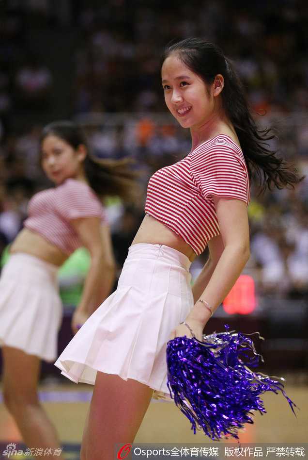 热血与热舞共燃 那些闪耀赛场的篮球宝贝 汗水闪耀着光芒,定格了她们最美的瞬间,这群舞动的精灵,用热爱与坚持在赛场中央书写着自己的故事。