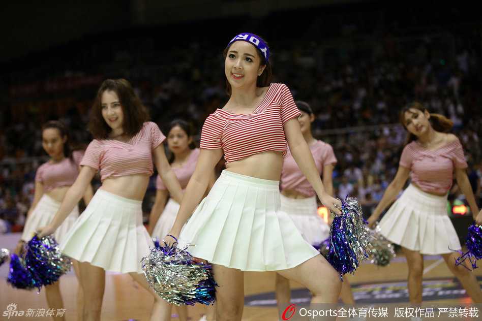 热血与热舞共燃 那些闪耀赛场的篮球宝贝 聚光灯下,她们是最耀眼的组合,用整齐的队形和灿烂的笑容,诠释着团队协作与自信之美。