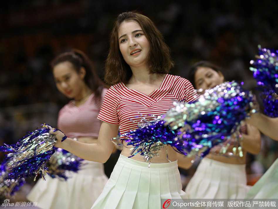 热血与热舞共燃 那些闪耀赛场的篮球宝贝 篮球宝贝们与吉祥物互动,将快乐传递给场边的小球迷,这一刻,体育的温情超越了竞技本身。