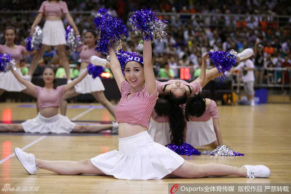 热血与热舞共燃 那些闪耀赛场的篮球宝贝 即使是一个眼神的交汇,也传递着自信与热情,她们的笑容有着穿透镜头、感染每一位观众的魔力。