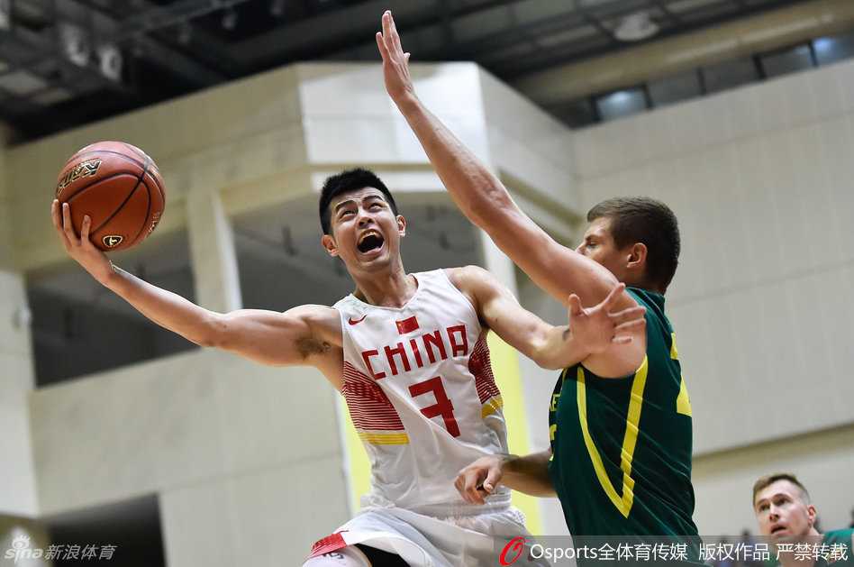 热血亚特拉斯:国奥男篮激战录,方硕崔晋铭联袂献技 赵率舟大步流星持球推进,面对防守悍将王骁辉的拦截,依然强势突破,展现出年轻球员的冲击力。