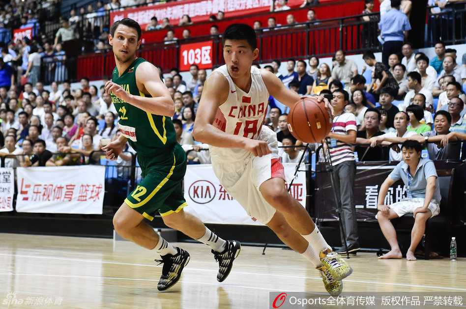 热血亚特拉斯:国奥男篮激战录,方硕崔晋铭联袂献技 赵率舟内线得球,在肌肉丛林中强硬转身起跳,面对封盖毫无惧色,上演精彩的强攻打板命中。