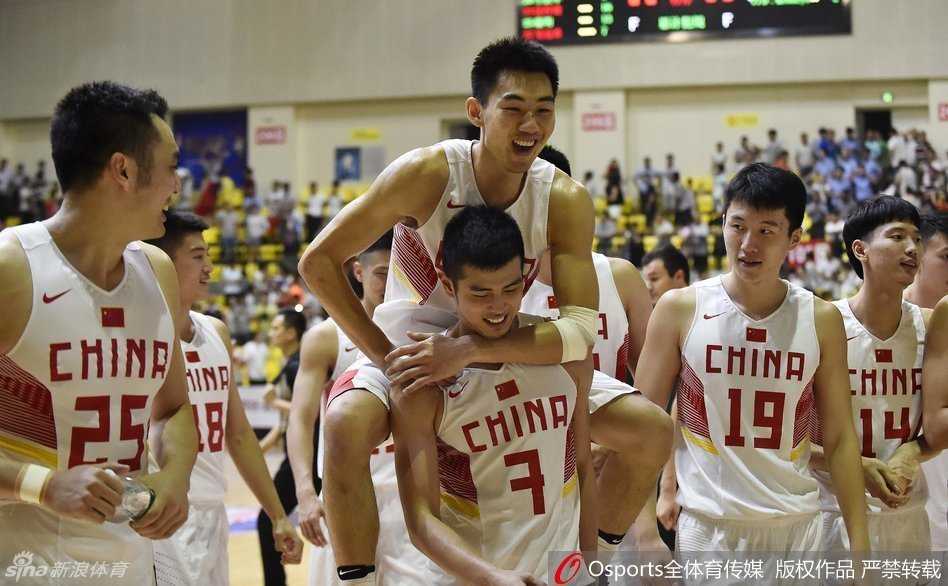 热血亚特拉斯:国奥男篮激战录,方硕崔晋铭联袂献技 获胜一刻,国奥队员们紧紧相拥,脸上洋溢着灿烂笑容,共同庆祝这场用汗水换来的宝贵胜利。