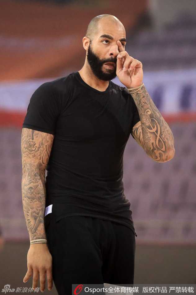 老将朱芳雨坐在场边开怀大笑，标志性的笑容感染了周围的每一个人，即使汗水未干，这份从容与乐观也是球队的宝贵财富。