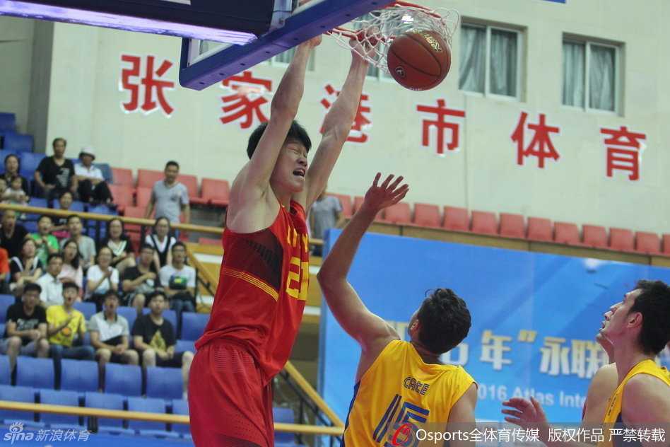 热血国奥:回顾亚特拉斯赛场上的青春风暴 方硕在场上冷静地观察队友跑位,他高举手臂打出战术手势,眼神犀利如指挥官,正在准备一次关键的持球组织。