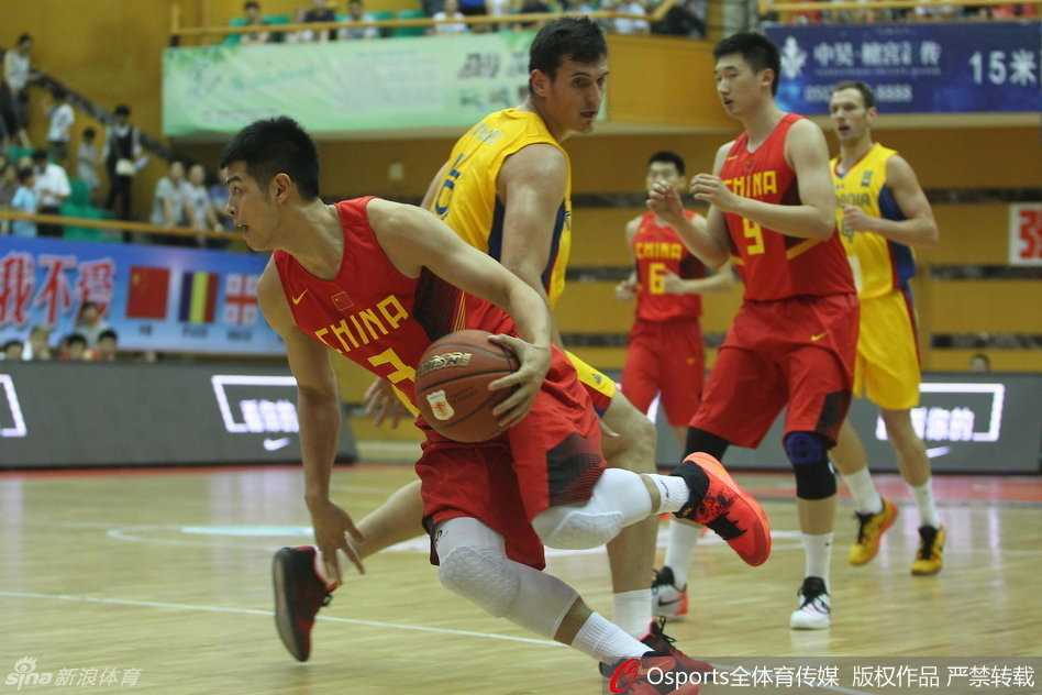 热血国奥:回顾亚特拉斯赛场上的青春风暴 主教练吴庆龙手持战术板,正蹲在地上给围成一圈的队员们布置战术,胡金秋和方硕等人认真聆听,商讨战术细节。