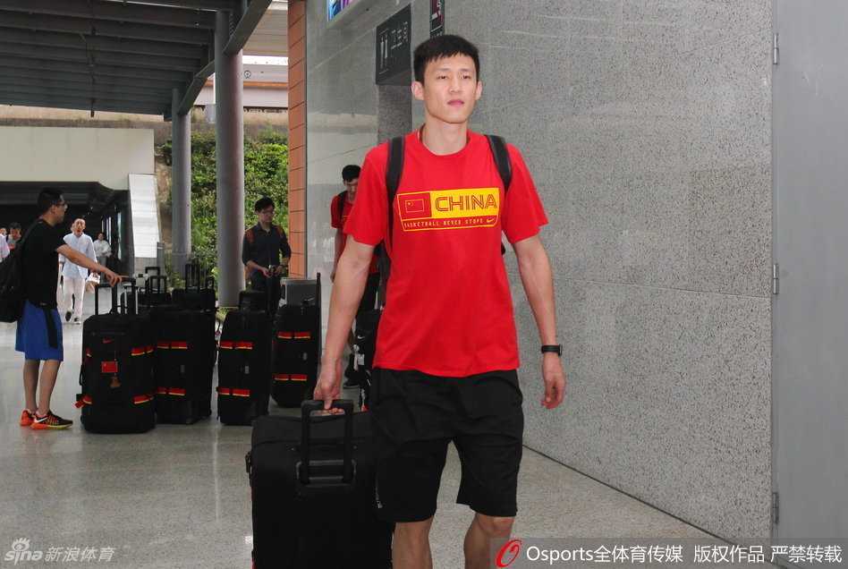 邹雨宸在篮下卡位要球，肌肉紧绷，与法国壮汉进行着激烈的力量争夺