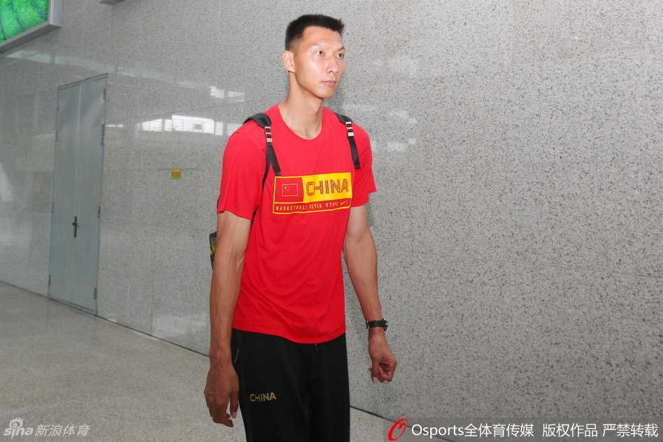 易建联在法国队员严密防守下依然神情坚毅，高高跃起投出关键一球