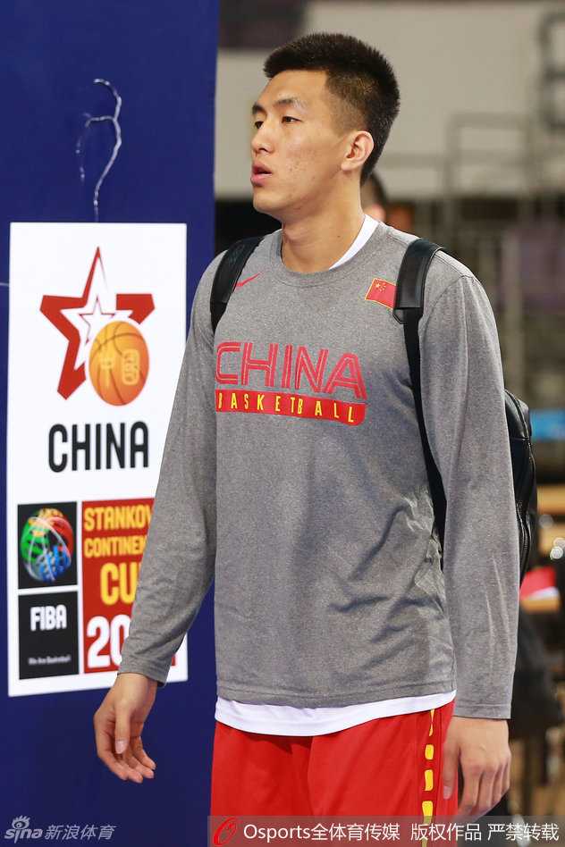 热血备战里约:宫鲁鸣挂帅点兵,男篮小伙挥汗如雨 核心易建联低调抵达训练场,眼神平静而坚定,准备开始热身训练