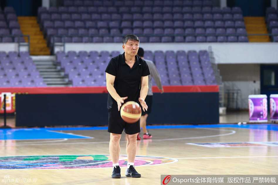 热血备战里约:宫鲁鸣挂帅点兵,男篮小伙挥汗如雨 主帅宫鲁鸣身先士卒,亲自为队员示范技术动作,神情专注且专业