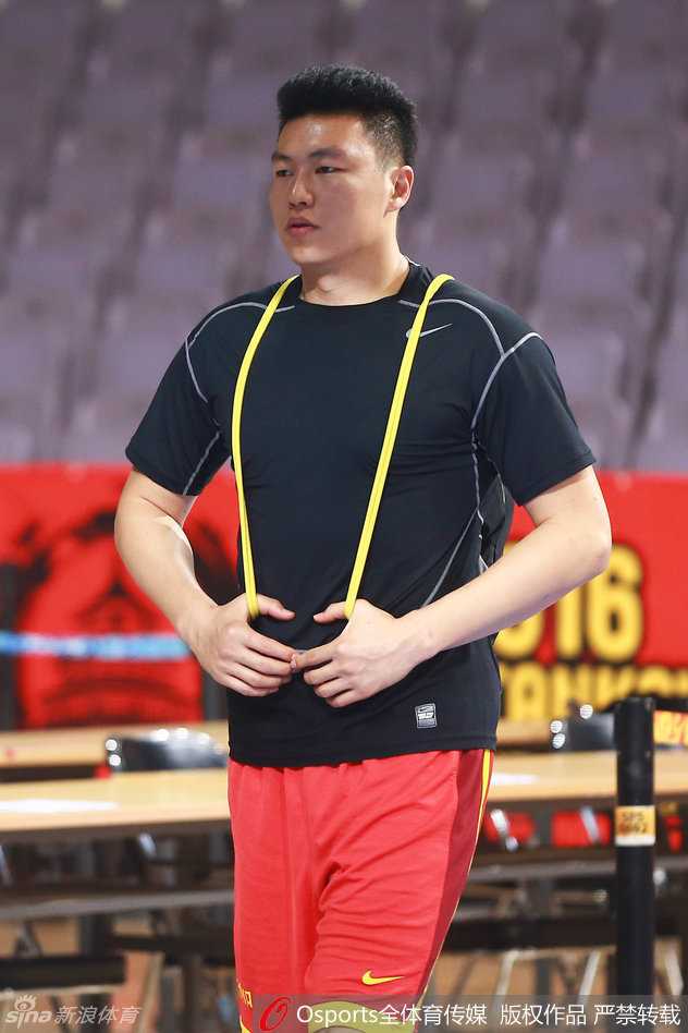 热血备战里约:宫鲁鸣挂帅点兵,男篮小伙挥汗如雨 李根挥汗如雨,肌肉线条分明,眼神坚毅地投入对抗训练