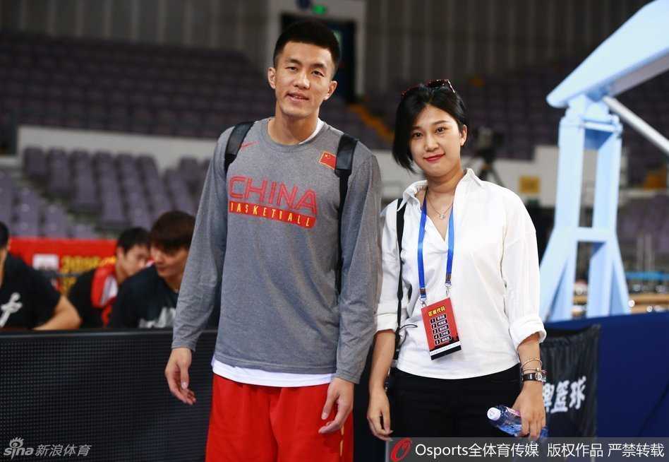 热血备战里约:宫鲁鸣挂帅点兵,男篮小伙挥汗如雨 王哲林笑容满面热身,丁彦雨航专注拉伸,两人心情放松备战