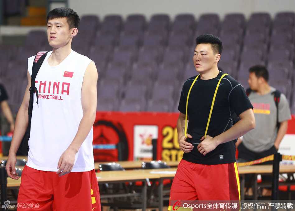 热血备战里约:宫鲁鸣挂帅点兵,男篮小伙挥汗如雨 助教李楠专注指导,一旁的周鹏和李根认真聆听,三人神情严肃探讨战术