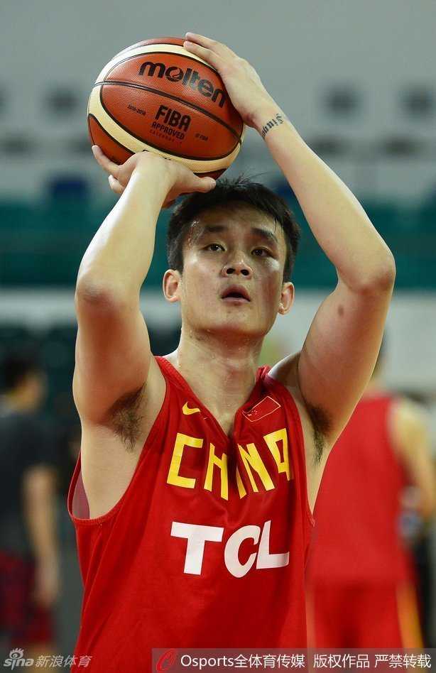 热血征程:回望2016年里约奥运周期下中国男篮的汗水与笑颜 主教练宫鲁鸣在场边接受媒体采访,他眉头微蹙却又目光深邃,言语间透露着对中国篮球未来的深思熟虑与殷切期望。