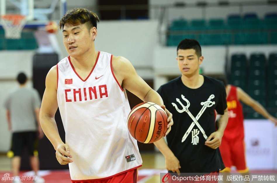 热血征程:回望2016年里约奥运周期下中国男篮的汗水与笑颜 丁彦雨航在三分线外从容出手,投篮手型美如画,皮球带着他的梦想与决心,精准地飞向篮筐的中心。