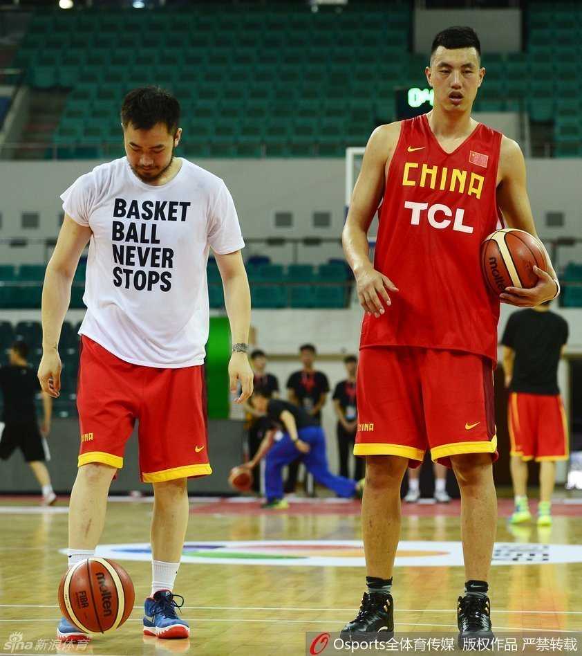 热血征程:回望2016年里约奥运周期下中国男篮的汗水与笑颜 北京队的锋线悍将翟晓川眼神犀利,犹如一把出鞘的利剑,高高跃起在空中滞空投篮,皮球划过一道完美的弧线飞向篮筐。