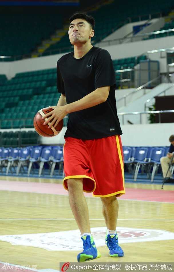 热血征程:回望2016年里约奥运周期下中国男篮的汗水与笑颜 内线猛将常林在训练中一丝不苟,他用力拍打着手中的篮球,仿佛在积蓄着身体内的全部能量,准备下一次势大力沉的暴扣。