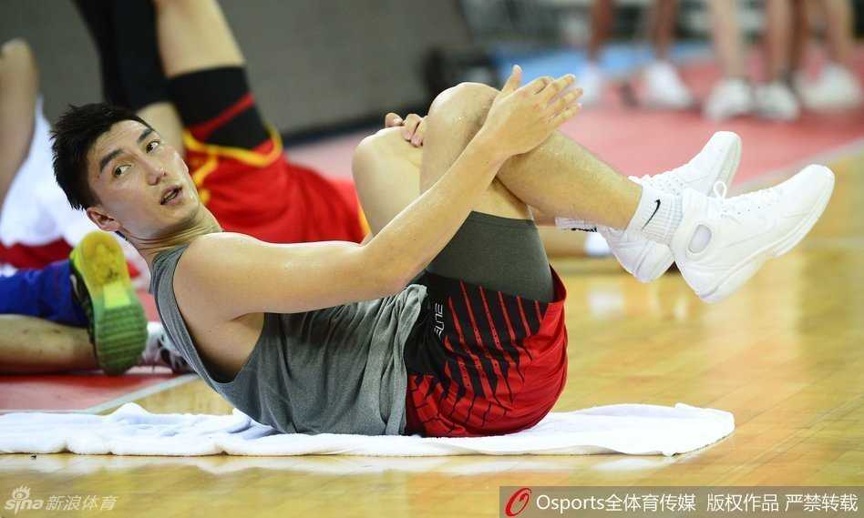 热血征程:回望2016年里约奥运周期下中国男篮的汗水与笑颜 队长周鹏稳稳出手命中投篮,他的表情沉着而冷静,作为球队的定海神针,他的每一次得分都至关重要。