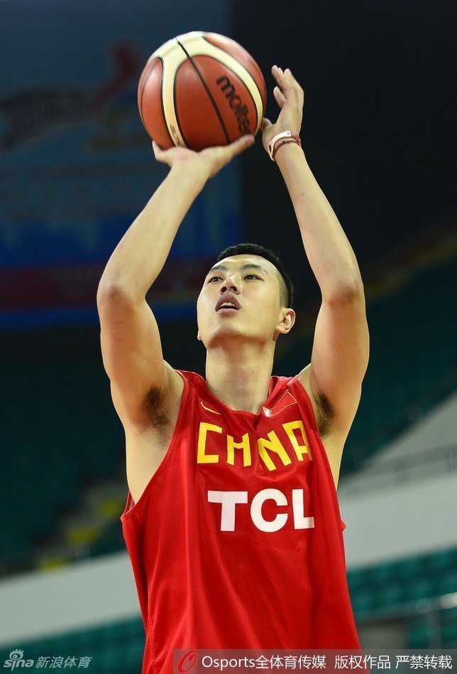 热血征程:回望2016年里约奥运周期下中国男篮的汗水与笑颜 新疆队长可兰白克·马坎正在进行赛前热身,他神情专注地拉伸着每一寸肌肉,眼中闪烁着对比赛的无限渴望与坚毅。