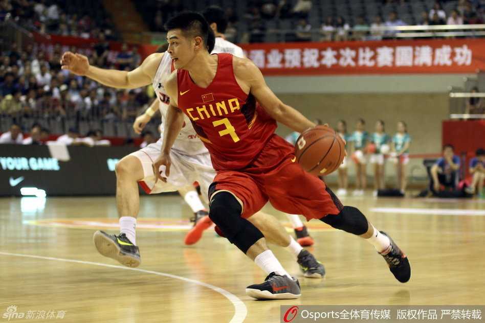 热血赛场上的坚实脚步 刘晓宇压低重心,张开双臂,如同猎豹般专注地盯着对手的每一个动作,用不知疲倦的滑步构筑起第一道防线。