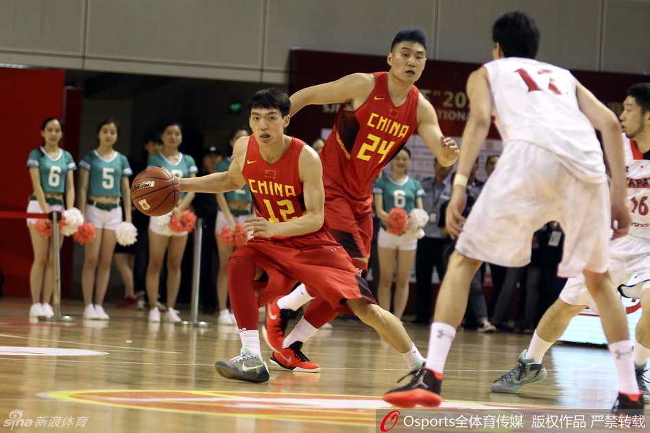 热血赛场上的坚实脚步 陶汉林稳稳站在罚球线上,深吸一口气,目光紧锁篮筐,在全场的注视下将球柔和地投出,每一次罚球都是心理素质的考验。