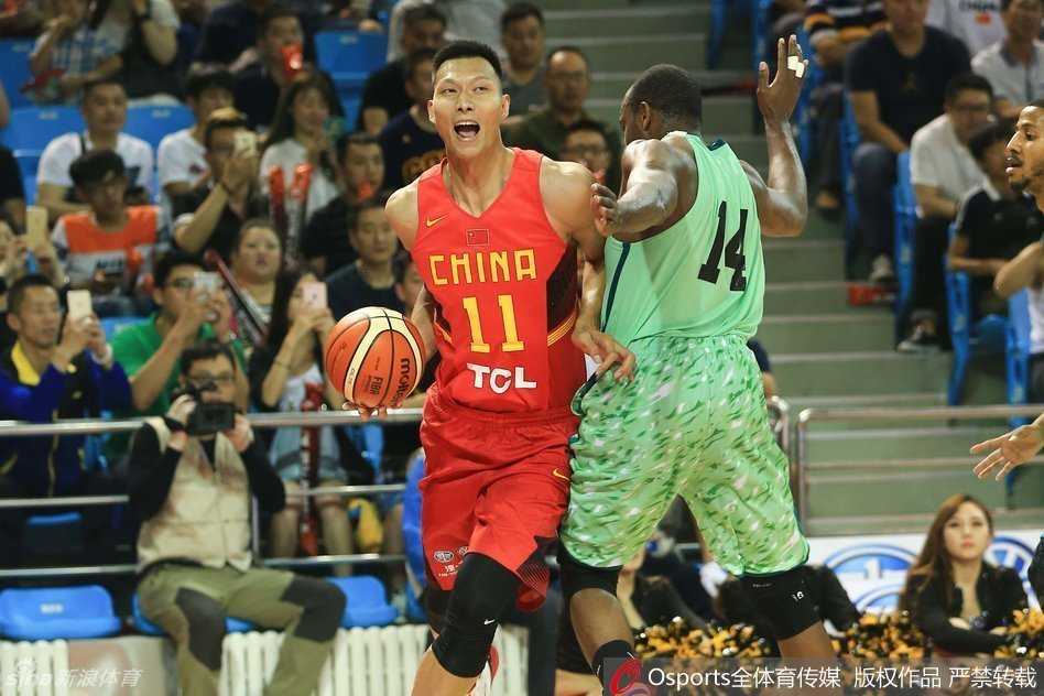 热血赛场,永不褪色的中国男篮记忆 比赛胜利后,中国男篮全体队员围在一起,激动地庆祝这来之不易的胜利,每个人的脸上都洋溢着笑容。