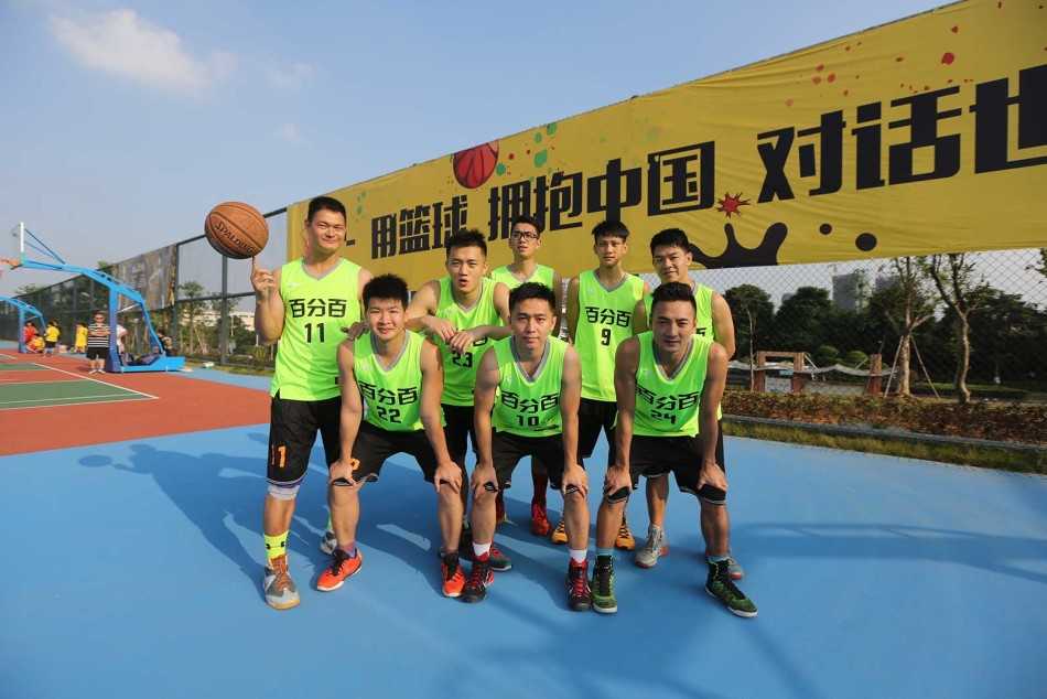 热血铸就的兄弟情:街头篮球未来联赛燃爆东莞 湛蓝天空下,崭新的松山湖北部篮球公园球场格外醒目,色彩斑斓的涂鸦为街头篮球赛场增添了浓厚的艺术氛围