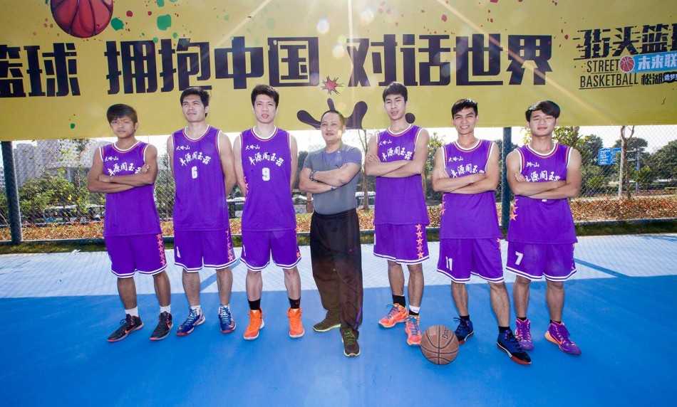 热血铸就的兄弟情:街头篮球未来联赛燃爆东莞 百分百队的核心球员叶财胜在场上闲庭信步,脸上洋溢着自信的笑容,身后的队友们正聚在一起商量着接下来的战术