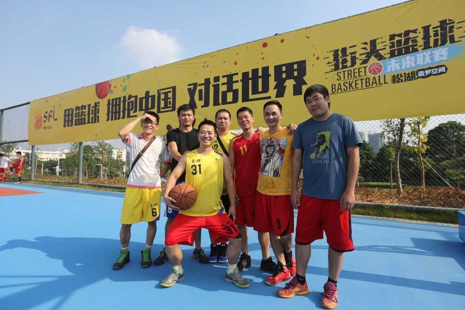 热血铸就的兄弟情:街头篮球未来联赛燃爆东莞 “东莞球王”张冠豪在严密防守下强行突破,他目光如炬,矫健的身姿在空中划过一道弧线,展现出绝对核心的统治力