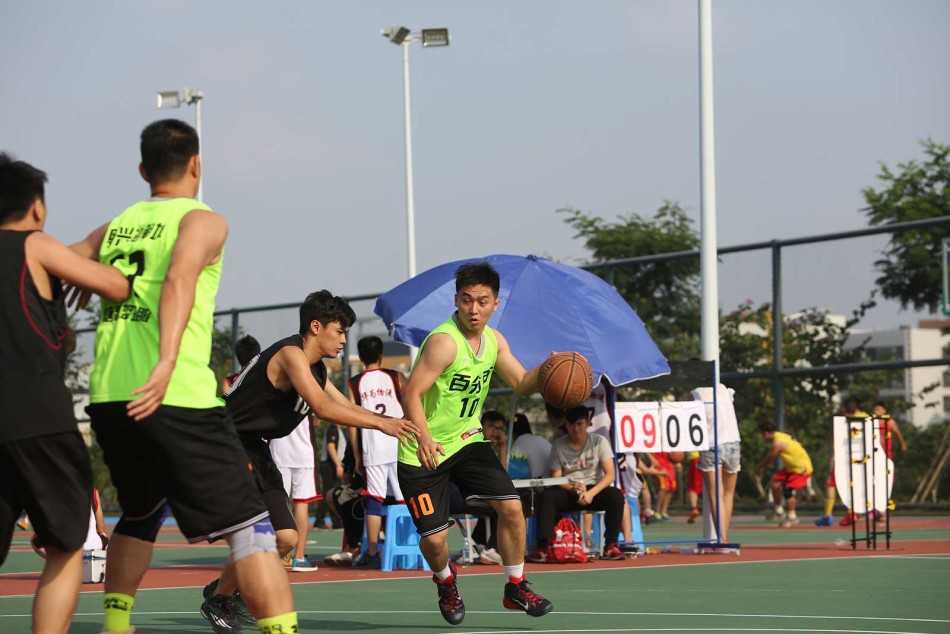 热血铸就的兄弟情:街头篮球未来联赛燃爆东莞 比赛结束后,丰源阁队与百分百队的队员们在场中聚拢,大家的手叠在一起高喊加油,输赢已不再重要,篮球带来的快乐与兄弟情谊在此刻定格