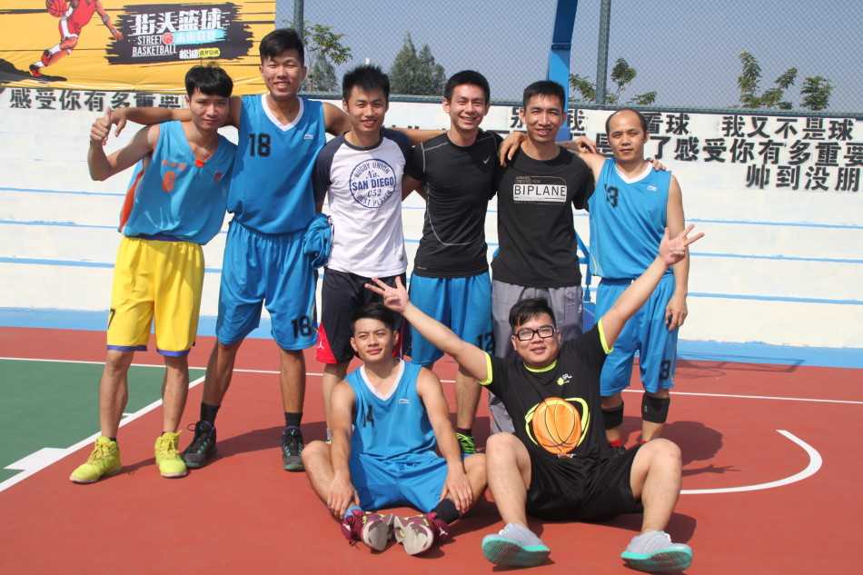 热血铸就的兄弟情:街头篮球未来联赛燃爆东莞 赛场上球员们拼抢倒地后,两队队员迅速围拢过来互相拉起对手,场边的队友伸出手递上水瓶补充能量,画面充满兄弟情谊