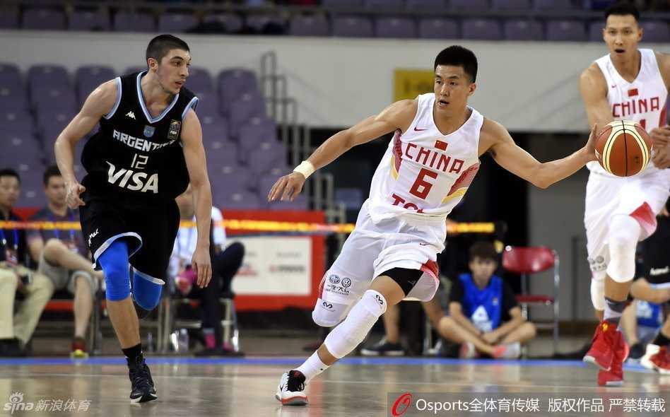 热血集结!回首中国男篮2016的征尘与荣光 宫鲁鸣指导在场边拉着李根面授机宜,神情严肃,李根专注聆听,随时准备领命上场杀敌。